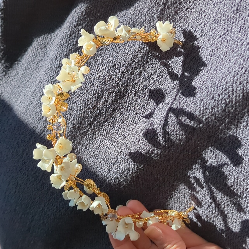 Elegant Gold and Cream Floral Hair Accessory
